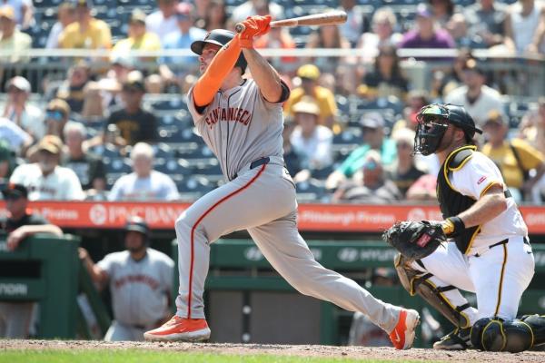 Giants score two in the ninth to surge past Pirates thumbnail