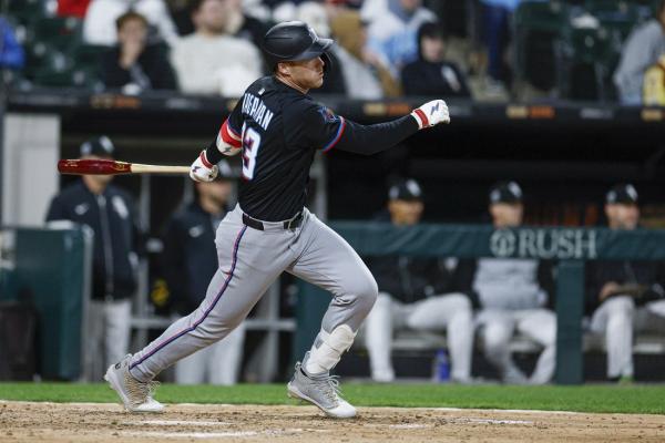 Marlins get clutch hit late to top White Sox