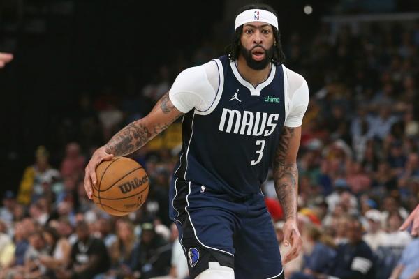 Report: Mavs’ Anthony Davis had surgery for detached retina