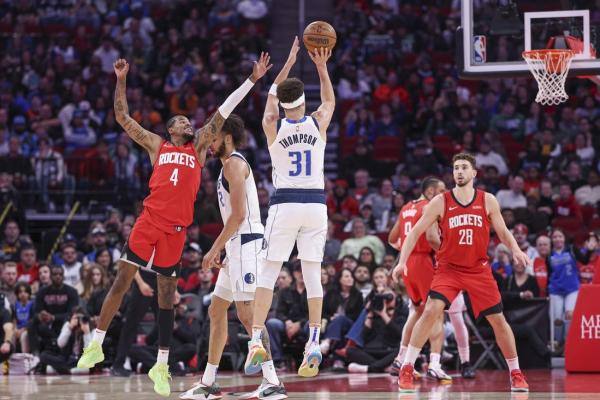 Second-quarter burst helps Rockets past Mavericks