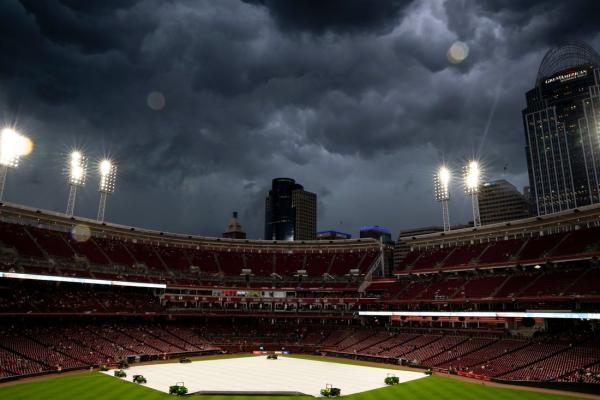 Reds outlast Twins for rain-shortened victory