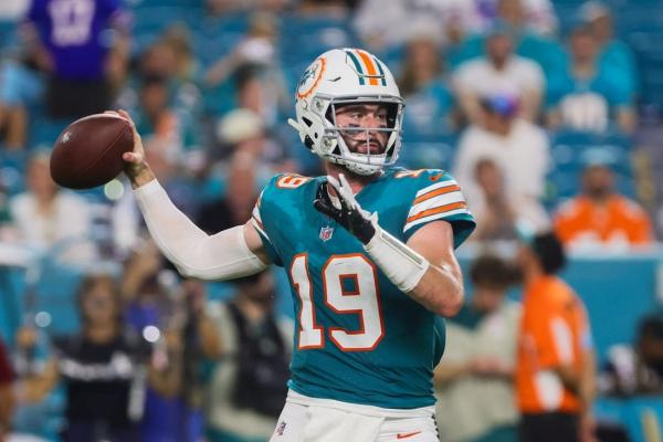 Skylar Thompson gets shot to lead Dolphins' offense at Seattle thumbnail