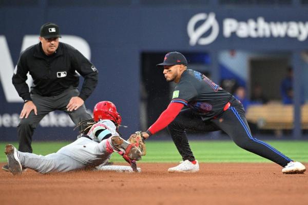 Reds erase six-run deficit to stun Blue Jays