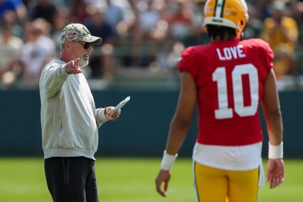 Packers QB coach Tom Clements retires