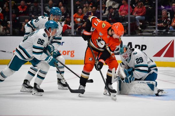 Ducks drop winless Sharks