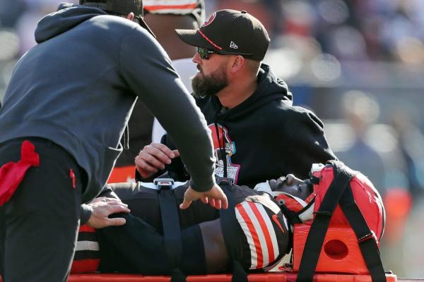 Browns LB Jeremiah Owusu-Koramoah (neck) carted off vs. Ravens