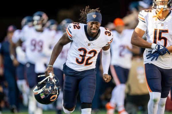 Bears DB Terell Smith carted off with knee injury
