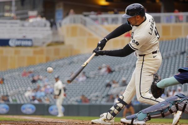 Twins topple Mariners 10-1 to split four-game series
