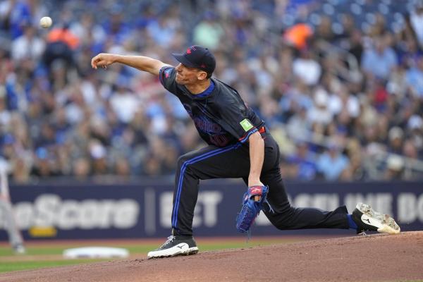 Blue Jays blank Giants to pad AL East lead