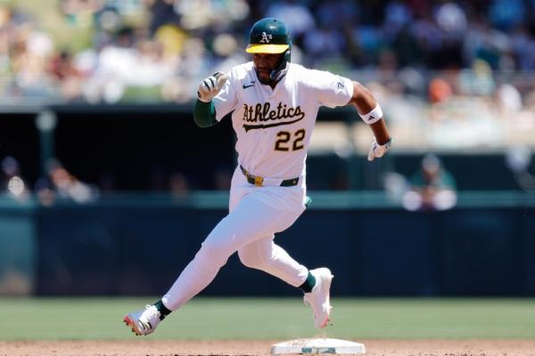 Reds acquire IF/OF Miguel Andujar from A’s