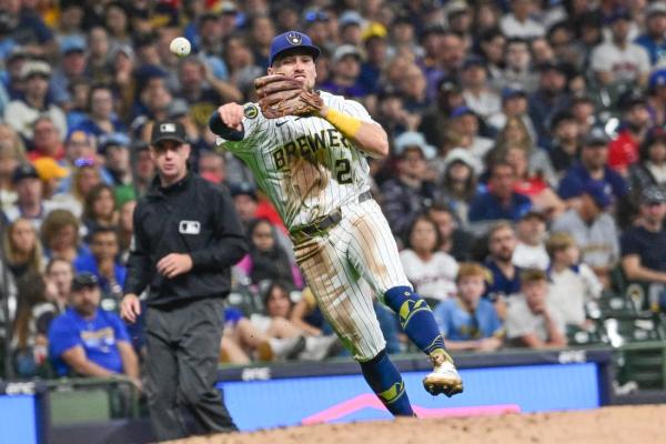 MLB roundup: Brewers clinch playoff berth, then down Cards in 10