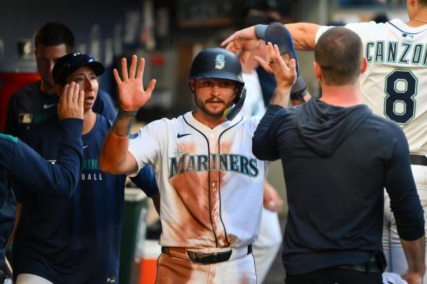 Salvador Perez knocks in 3 as Royals double up Mariners