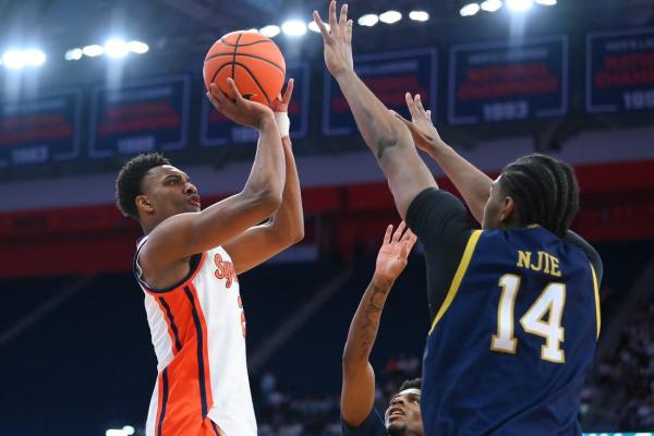 Syracuse overcomes 17-point deficit to down Notre Dame