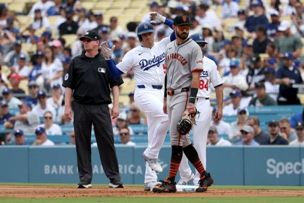 Giants rally to avert four-game sweep vs. Dodgers
