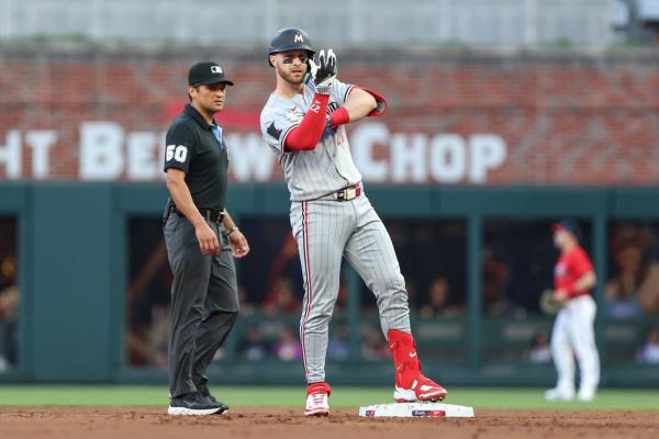 Braves score five runs in eighth, overtake Twins