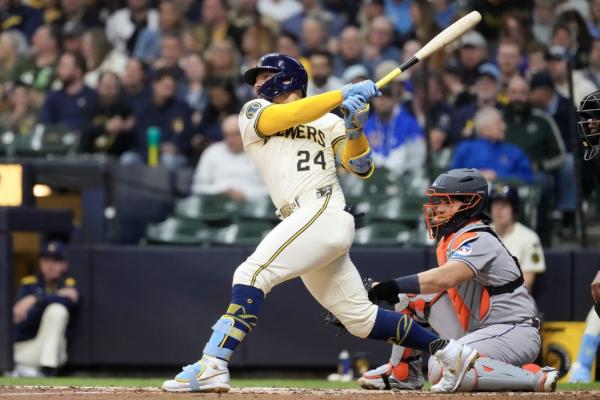 Brewers C William Contreras playing through fractured finger
