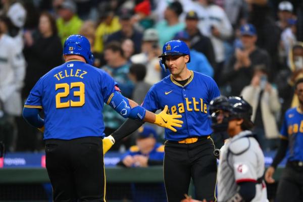 Mariners ride 4-run 7th to victory over Guardians