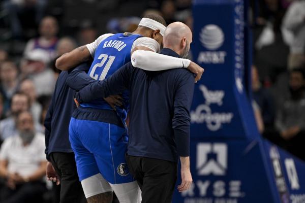 Mavs’ Daniel Gafford helped off court with knee injury