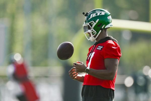 Jets QB Justin Fields (toe) returns to practice field