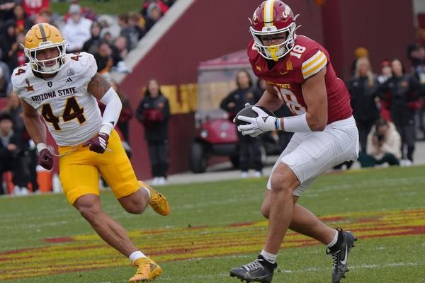Iowa St. TE Benjamin Brahmer carted off field after collapsing