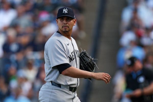 Yankees add RHP Yerry de los Santos, DFA RHP Carlos Carrasco