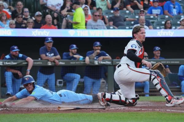 Orioles eke out Game 2 win, sweep DH against Jays