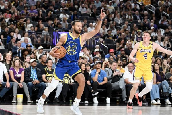 Warriors star Stephen Curry dealing with sprained finger