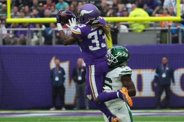 Vikings RB Aaron Jones week-to-week with hip injury