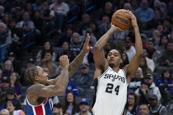 Spurs rally, peak in 4th quarter to take down Kings