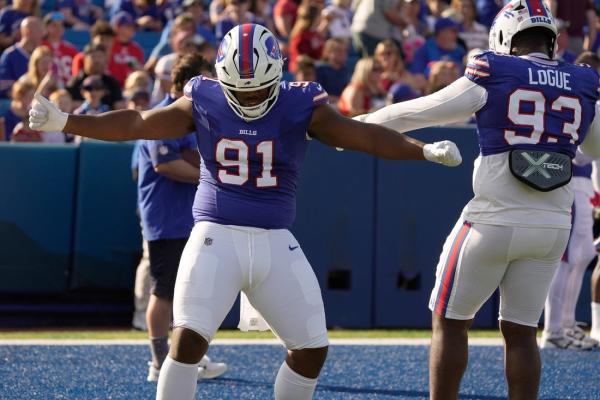 Bills DT Ed Oliver wears walking boot, does not practice