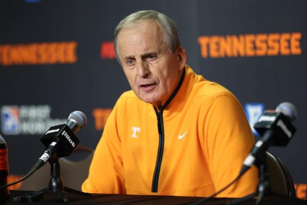 No. 1 Tennessee seeks program record in clash vs. No. 6 Florida