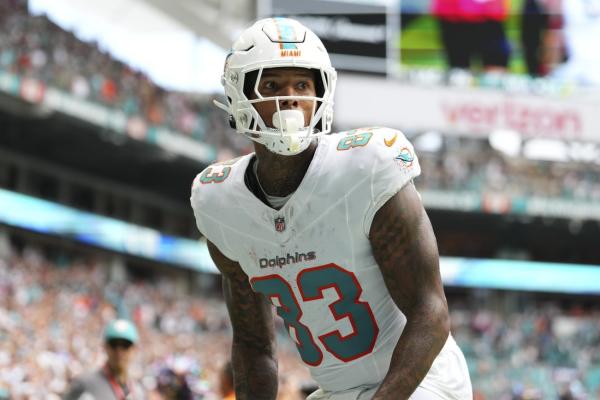 Dolphins activate TE Darren Waller, OL Austin Jackson off IR