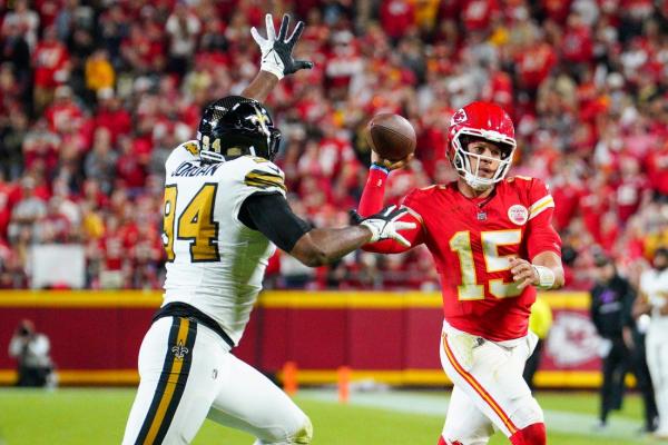 Patrick Mahomes throws for 331 yards as unbeaten Chiefs top Saints