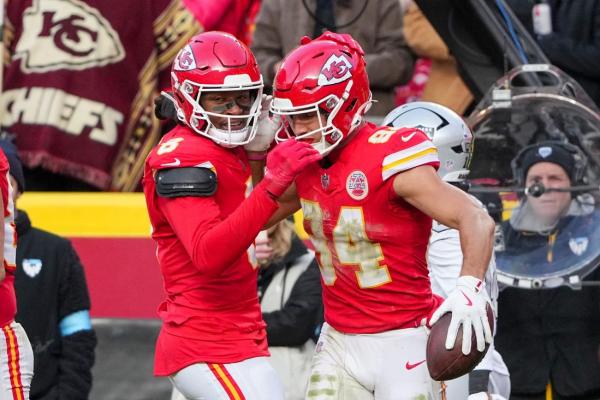 Chiefs first to clinch playoff spot after edging Raiders