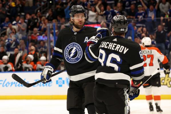 Lightning look to bounce back vs. floundering Flyers