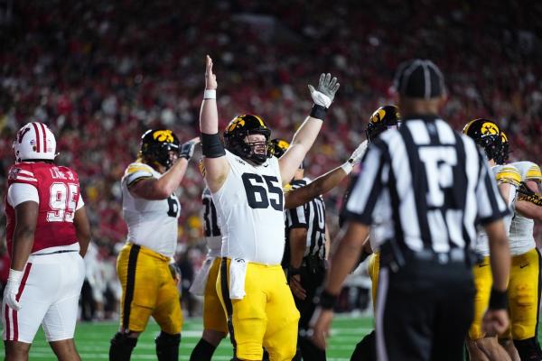 Iowa jumps out to big lead, dominates Wisconsin 37-0