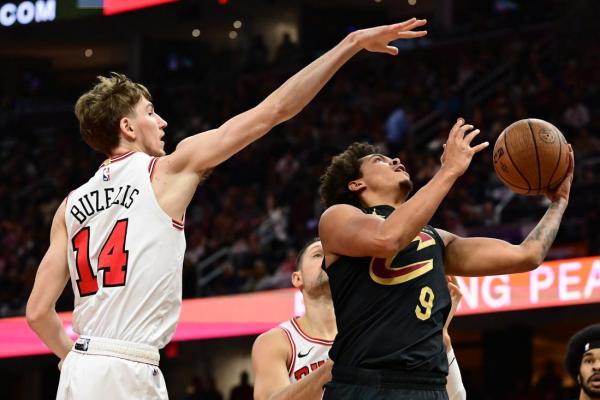 Hot-shooting Cavs top Bulls to improve to 14-0