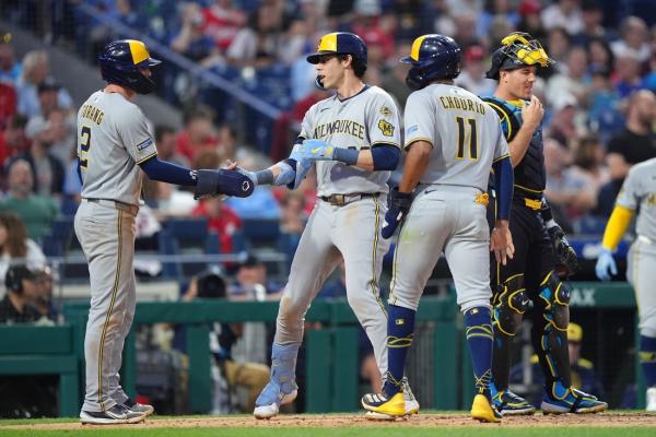 Christian Yelich homers twice, powers Brewers past Phils thumbnail