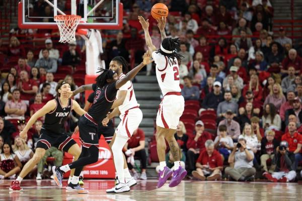 Zvonimi Ivisic sparks No. 18 Arkansas against Troy