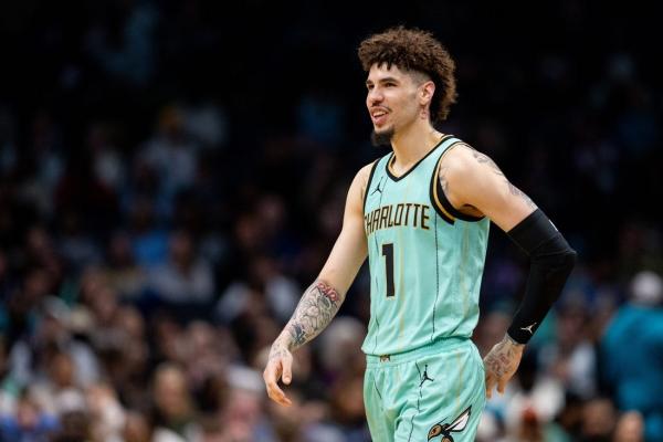 Hornets G LaMelo Ball (ankle) exits game vs. Lakers thumbnail