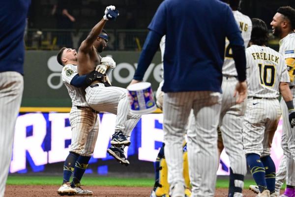 Brewers stage comeback in 9th, walk off Cardinals in 10th