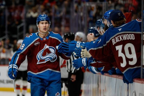 Avalanche F Martin Necas signs 8-year extension