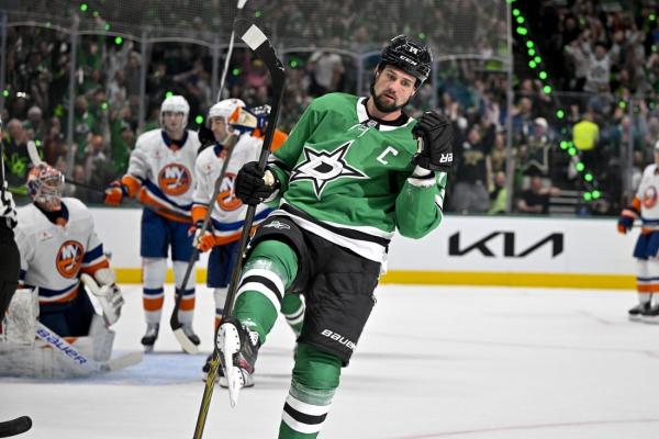 Stars shine in home opener, blank Islanders