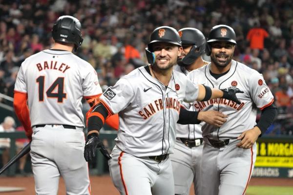 Giants hit 5 homers as D-backs lose ground in NL wild-card race thumbnail