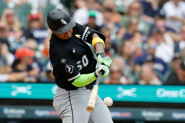 White Sox stay hot, use late push to beat Tigers