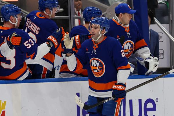 Islanders pour on offense, top Predators 7-4