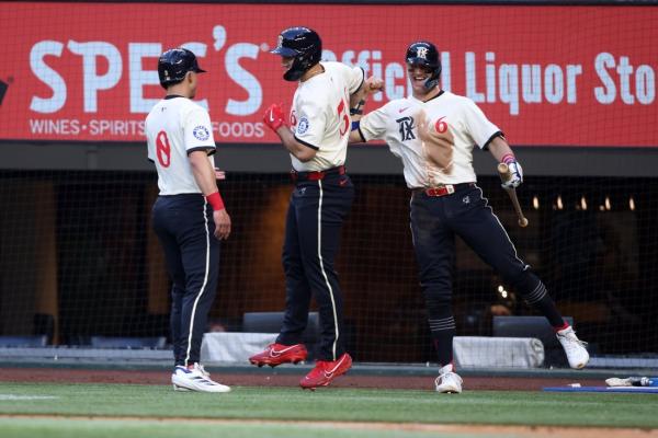 Rangers’ offense reappears in 11-1 rout of Cardinals