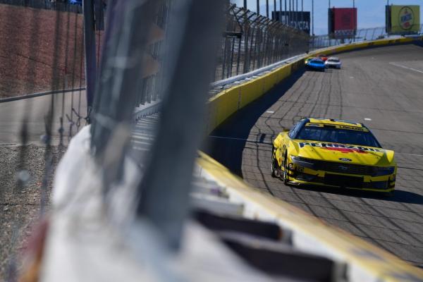 Joey Logano wins in Vegas, locks up championship berth