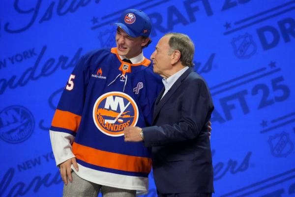 Islanders select Matthew Schaefer with the first pick at 2025 NHL Draft