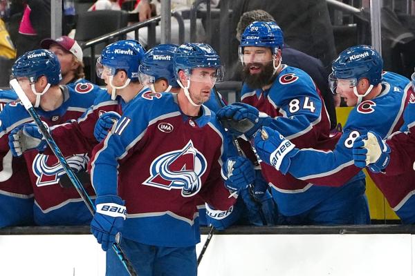 Battle of hot Islanders, Avalanche also a reunion game